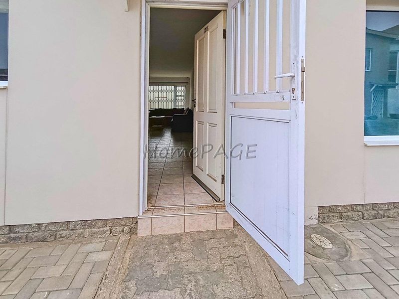 Meersig, Walvis Bay:  3 Bedr Unit in Meersig Heights is for Sale - Photo 2