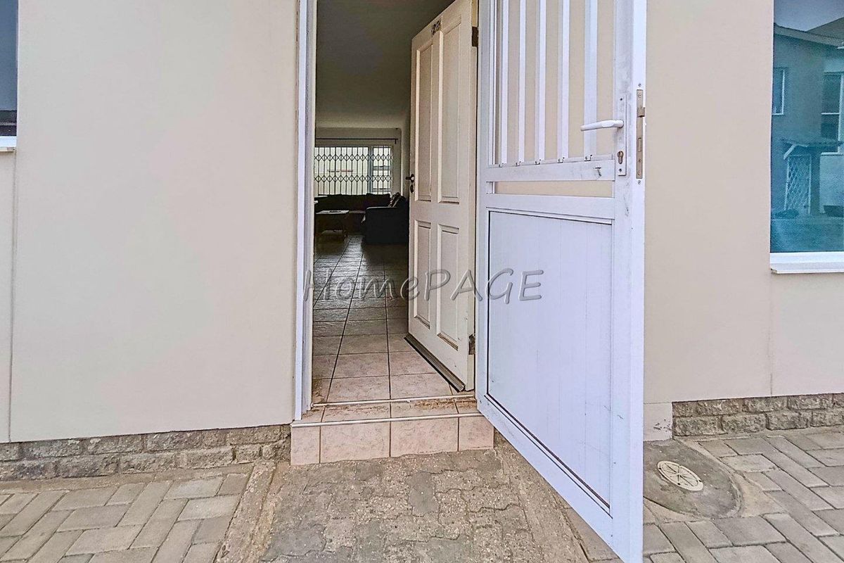 Meersig, Walvis Bay:  3 Bedr Unit in Meersig Heights is for Sale - Photo 2