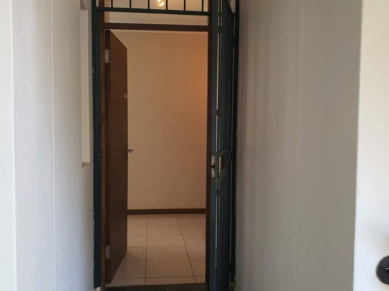 Beautifully maintained 2 bedroom apartment for rental in Jackal Creek Golf Estate R9000 Available 1 September - Photo 4