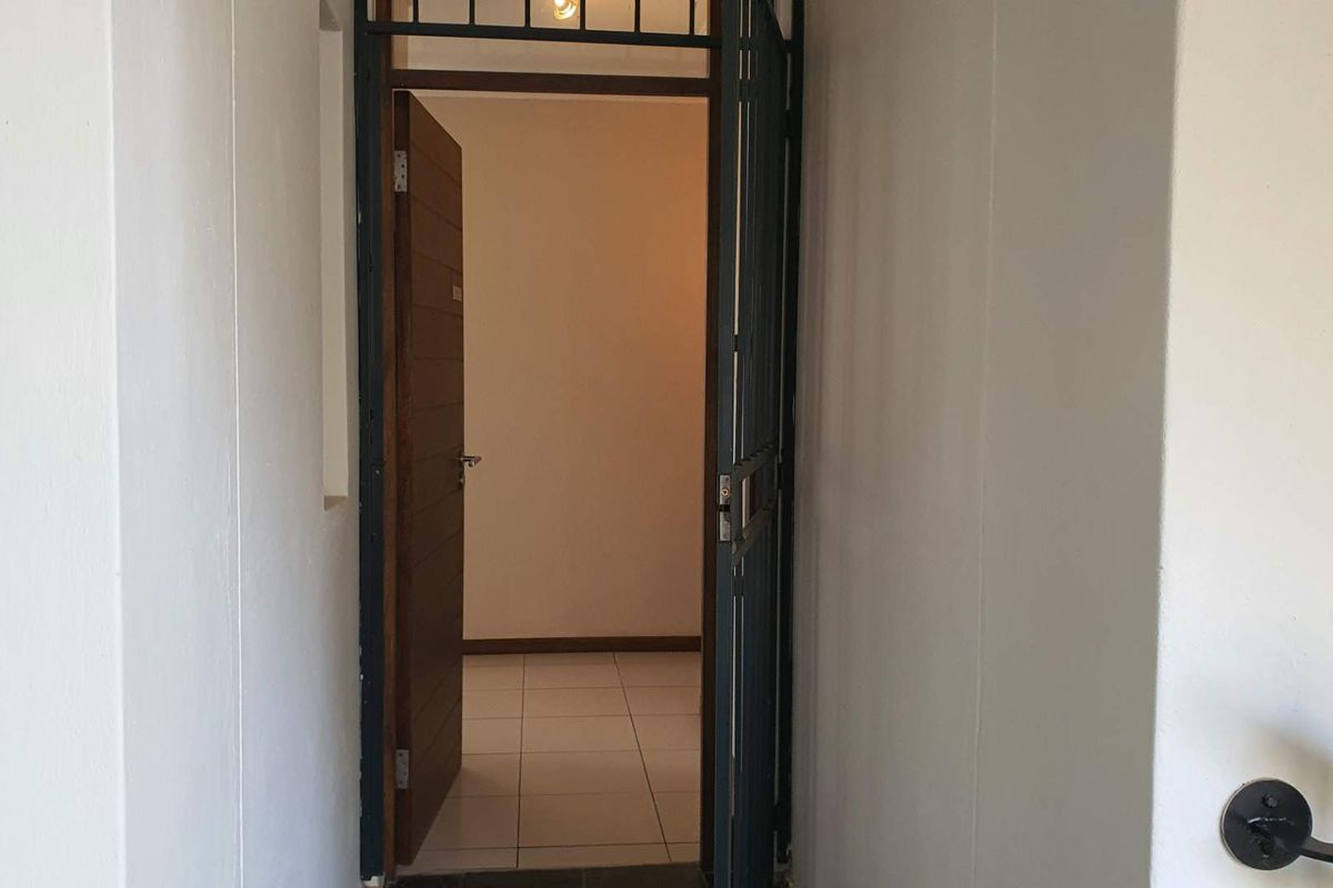 Beautifully maintained 2 bedroom apartment for rental in Jackal Creek Golf Estate R9000 Available 1 September - Photo 4