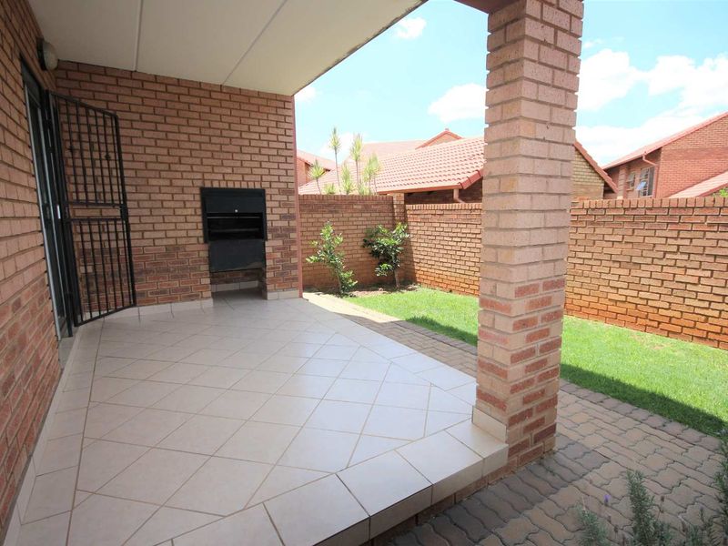 Load-Shedding Free Living - The Ideal Lock-Up-and-Go Home! - Photo 2