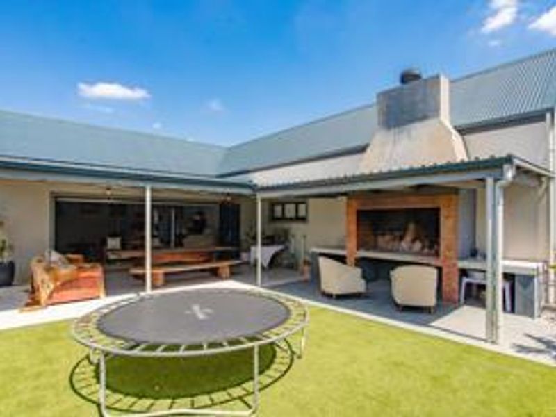 Modern, Secure & Spacious 3 Bedroom Home in Wellington - Photo 2