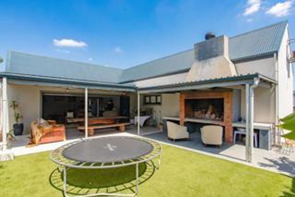 Modern, Secure & Spacious 3 Bedroom Home in Wellington - Photo 2