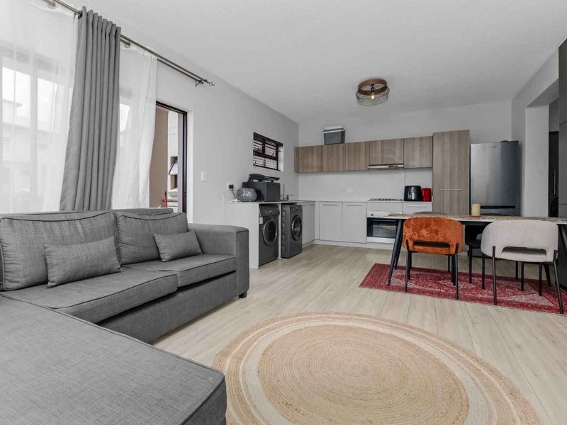 Immaculate 3 Bedroom, 2 Bathroom Apartment For Rent in Broadacres - Photo 1