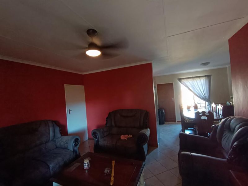 PRETORIA EAST - TOWNHOUSE - 2 LIVING AREAS - 3 BEDROOMS - 2 BATHROOMS - Photo 9