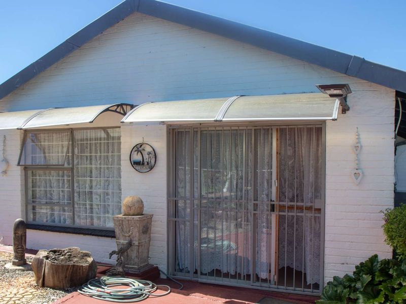 Waterfront Living – A Once-in-a-Lifetime Opportunity. 3 BedroomHouse with Flatled- Turn-Key investment with Solar Backup system - Photo 9