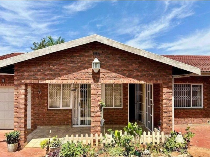 4 bedroom low maintenance home for sale in Sunningdale - Photo 2