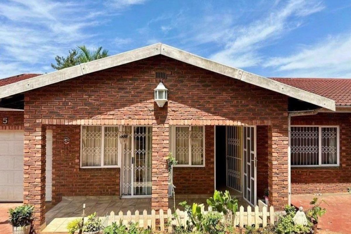 4 bedroom low maintenance home for sale in Sunningdale - Photo 2