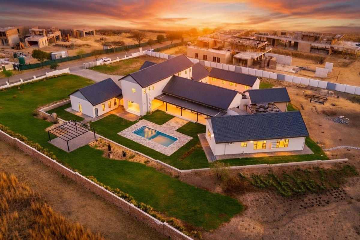 Stunning Modern Family Home in Blue Hills Equestrian Estate - Photo 2