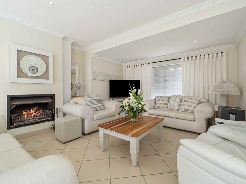 Sunset Links Golf Estate – Elegant Family Home with Income Potential - Photo 4