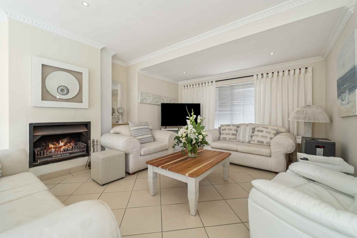 Sunset Links Golf Estate – Elegant Family Home with Income Potential - Photo 4