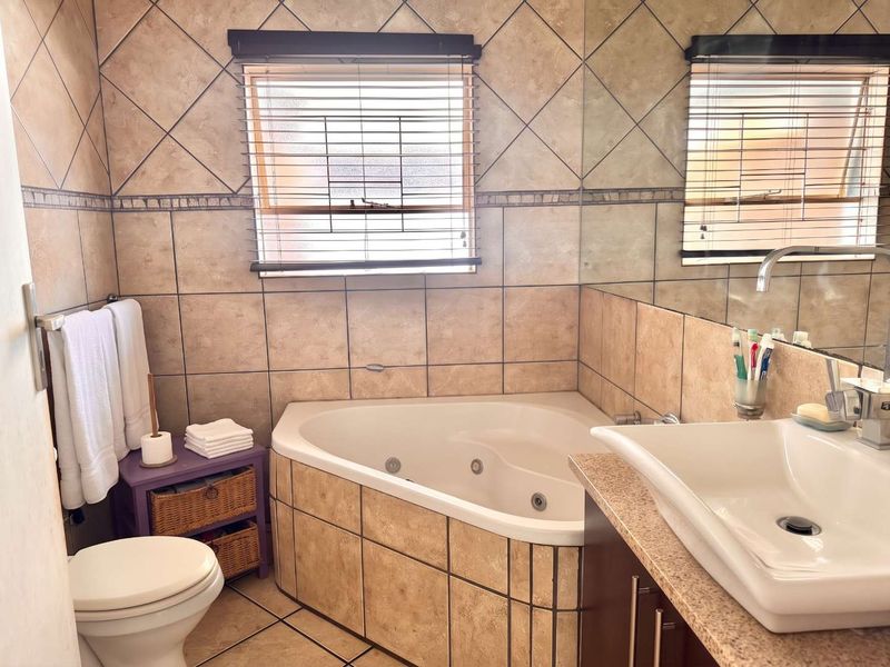 Renovator's Dream. Loads of potential to turn this home into something really special - Photo 7