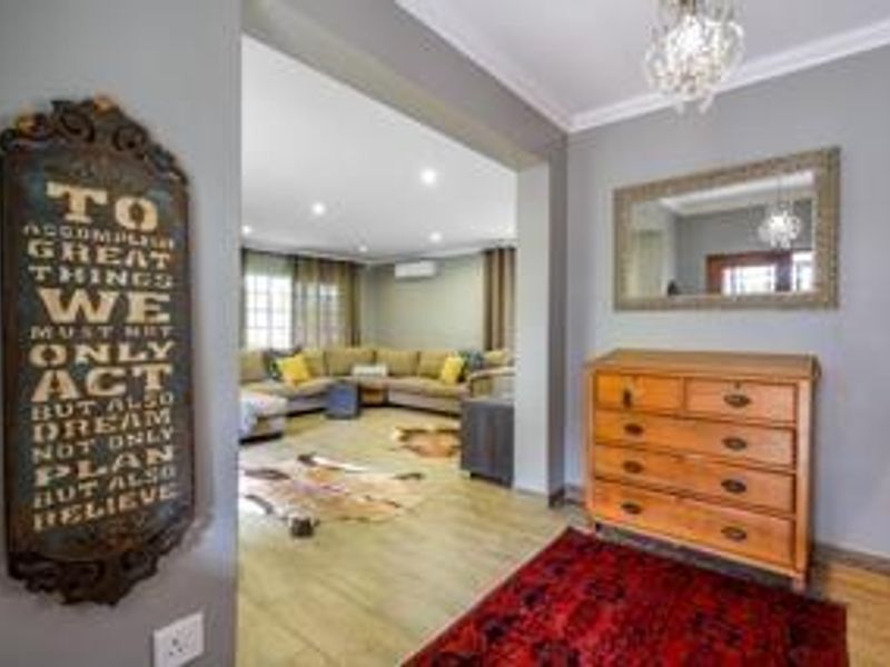 WIERDAPARK - MODERN UPGRADED 4 BEDROOM HOUSE WITH A FULL FLATLET. - Photo 10