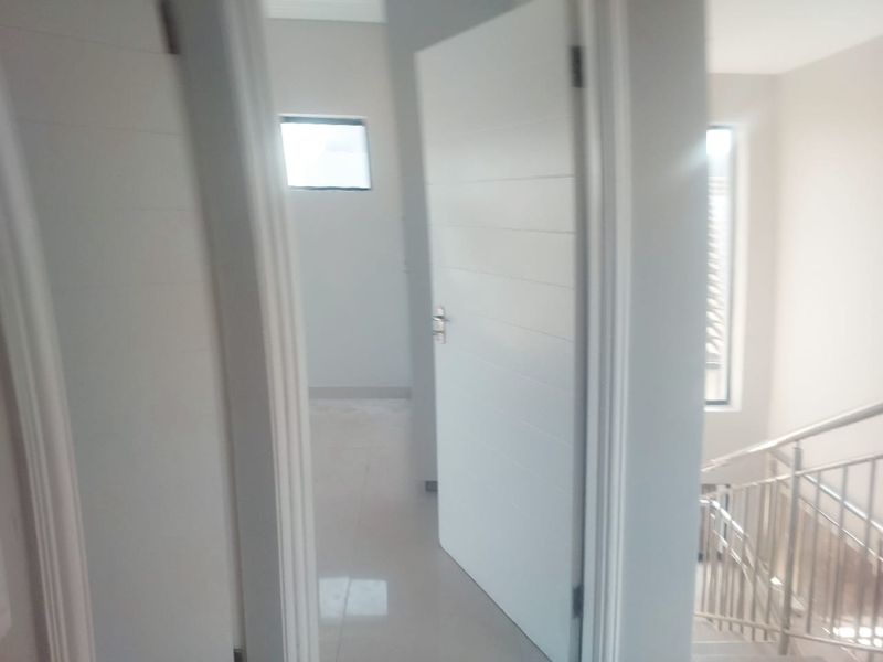 Modern 4 Bedroom for Rental in Palm Lakes Estate - Photo 8
