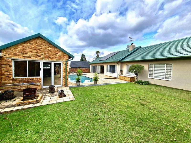 Stunning 4 Bedroom family home in Weltevredenpark - Photo 2