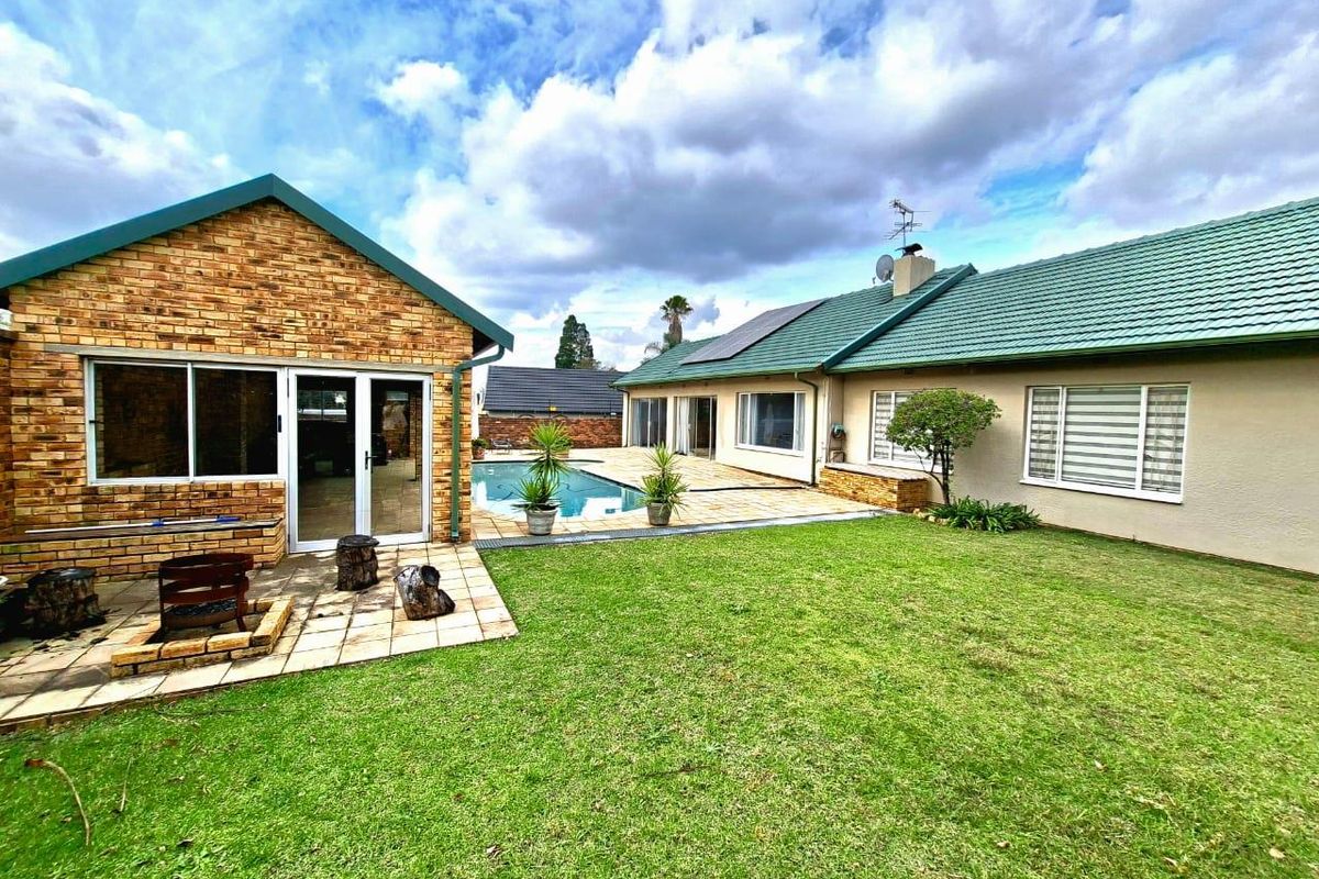 Stunning 4 Bedroom family home in Weltevredenpark - Photo 2