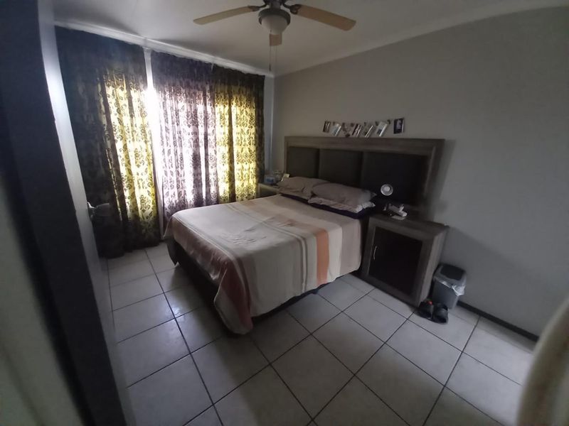 Spacious 3 Bedroom 2 Bathroom - Photo 7