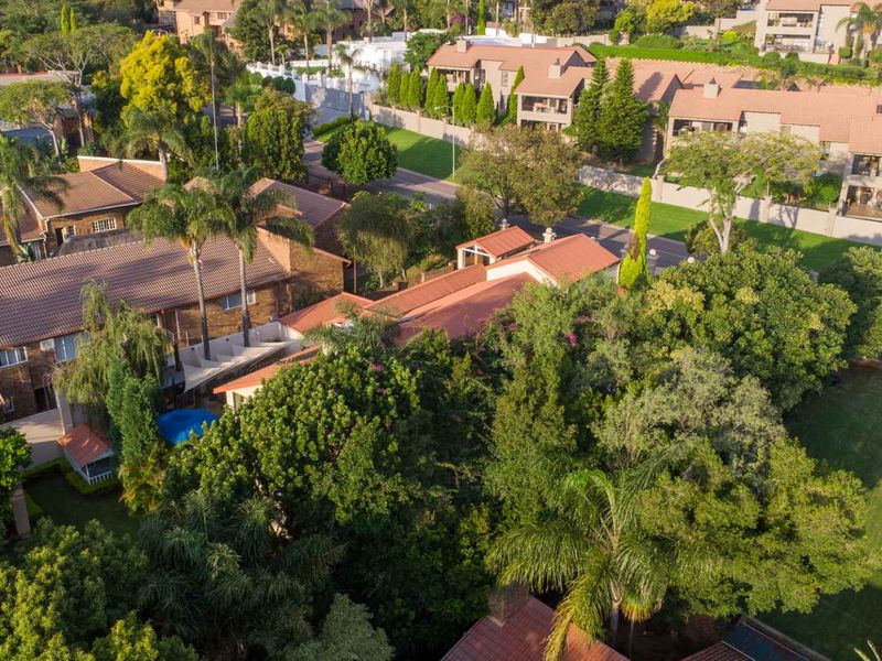 Elegant Family Living with Exceptional Entertaining Appeal in Constantia Glen - Photo 4