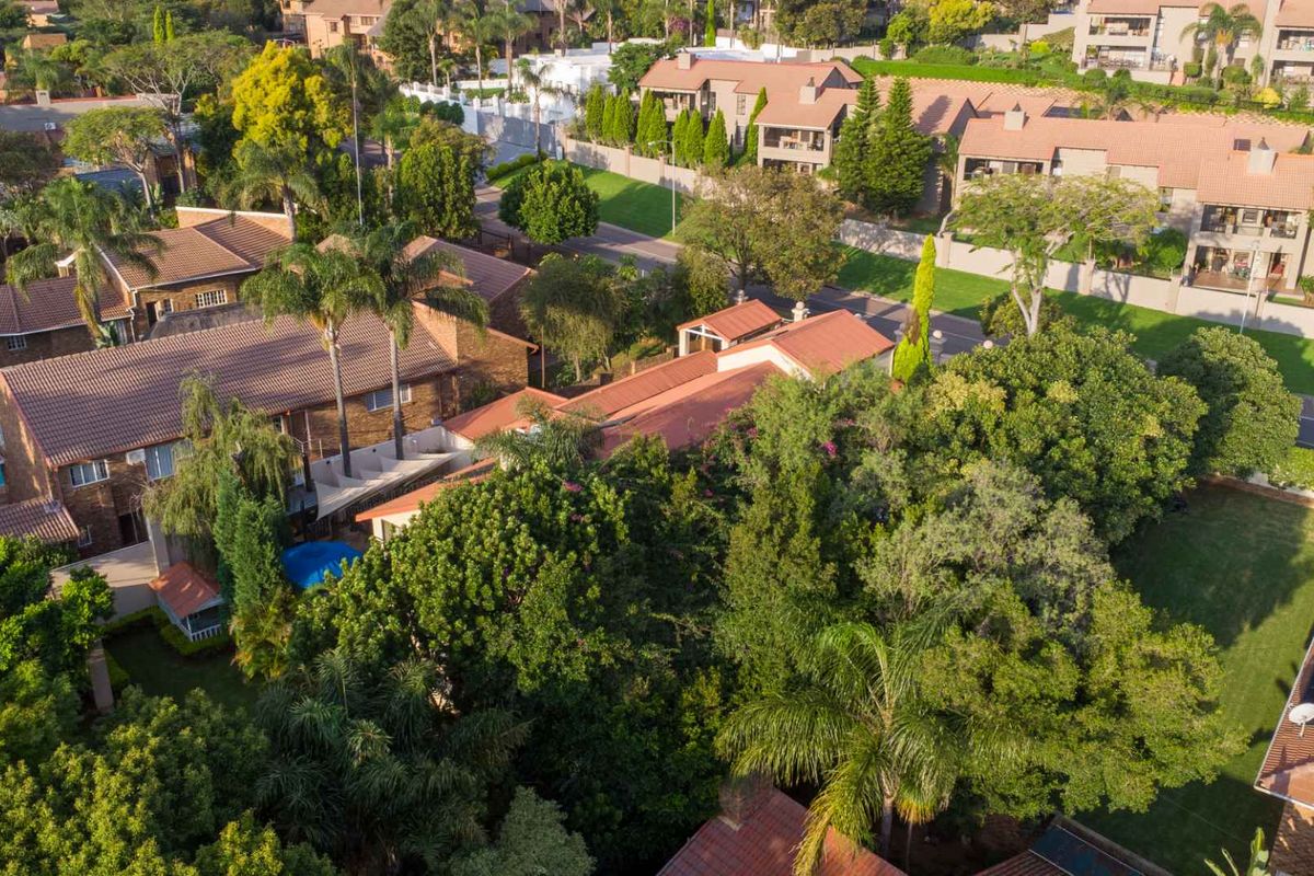 Elegant Family Living with Exceptional Entertaining Appeal in Constantia Glen - Photo 4