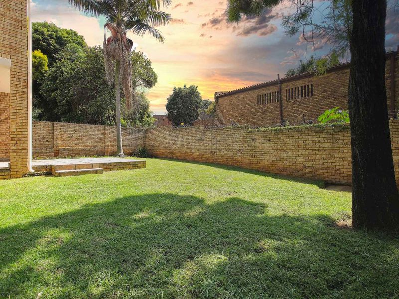 Large Duplex Sandton 4 Bedroom Townhouse with Large Wrap-Around Garden - Photo 2