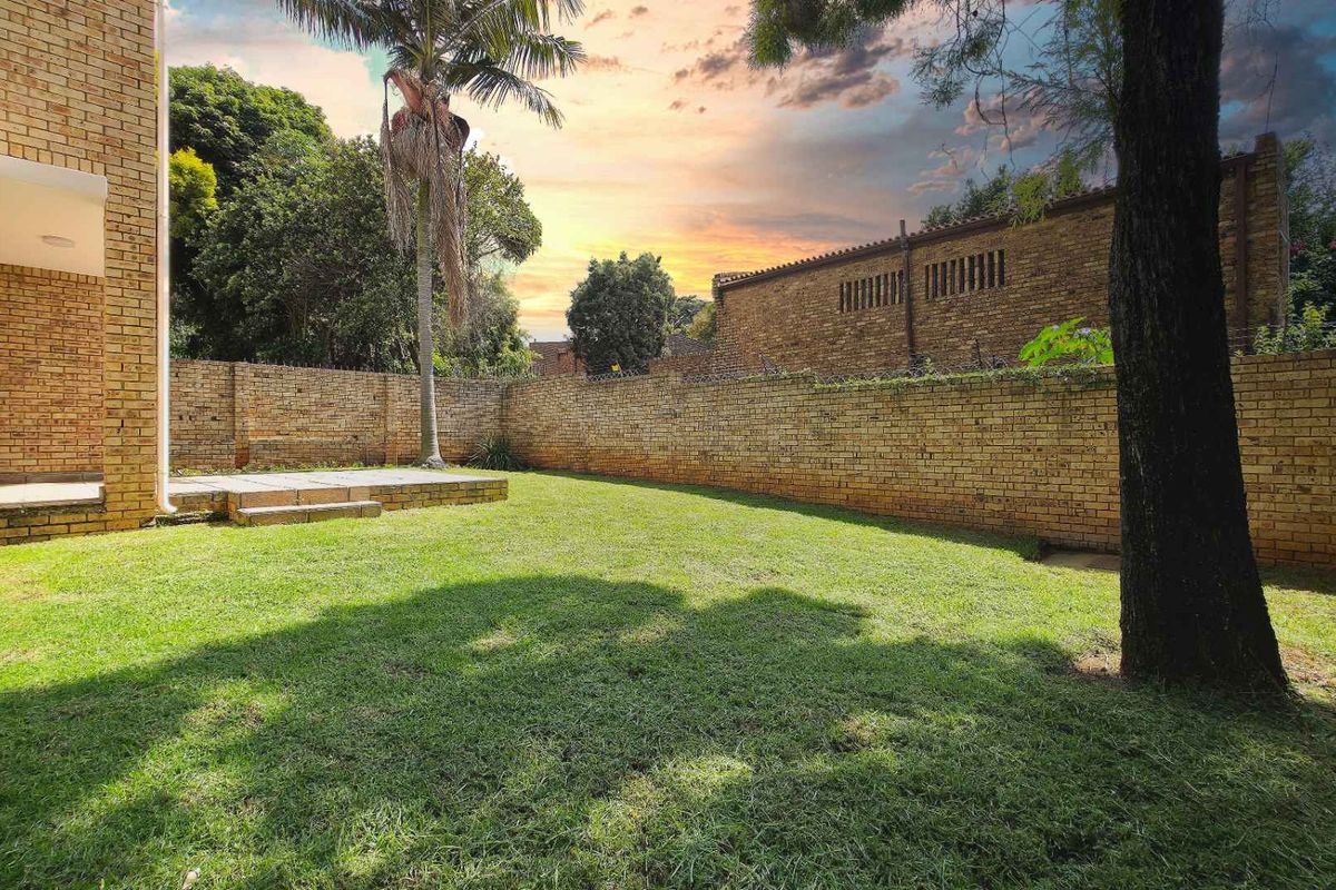 Large Duplex Sandton 4 Bedroom Townhouse with Large Wrap-Around Garden - Photo 2