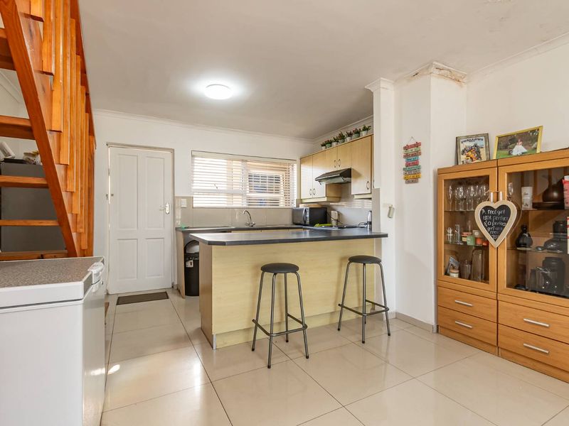 Charming 2-Bed Apartment in Wynberg Village - Photo 10