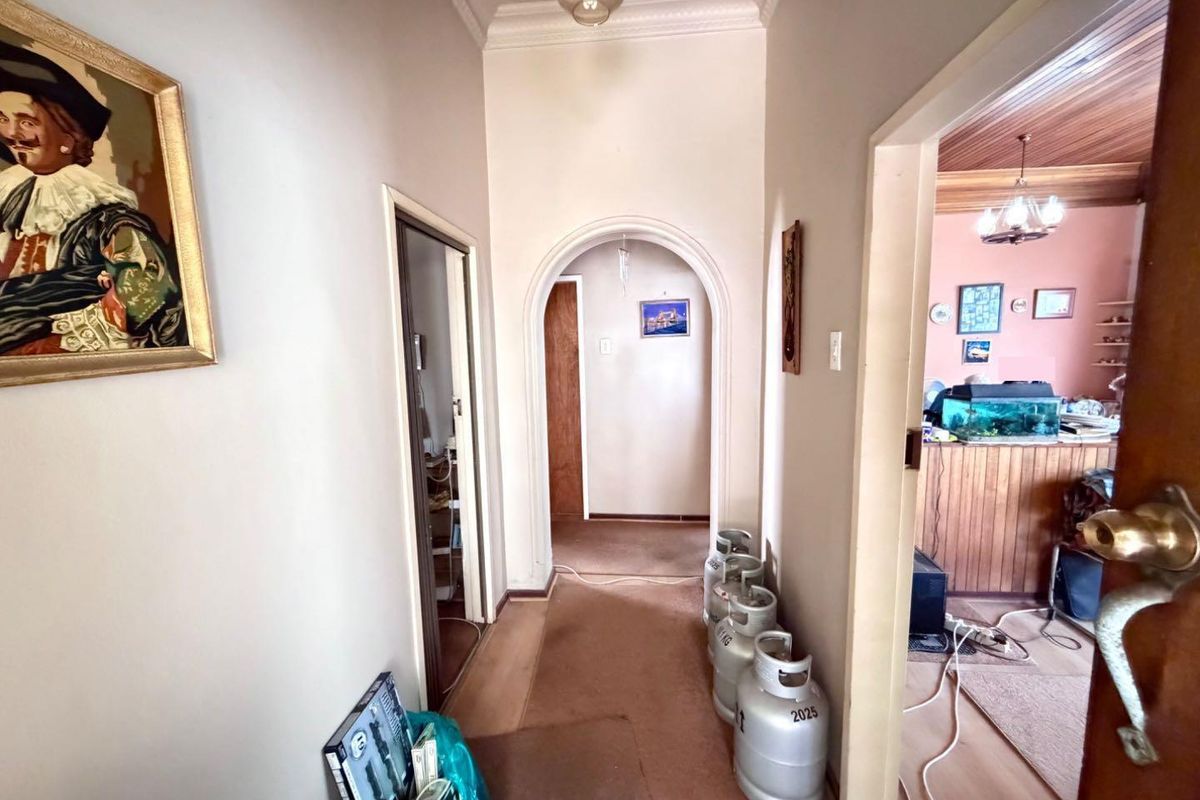 Charming Home with Endless Potential - Act Fast! - Photo 4