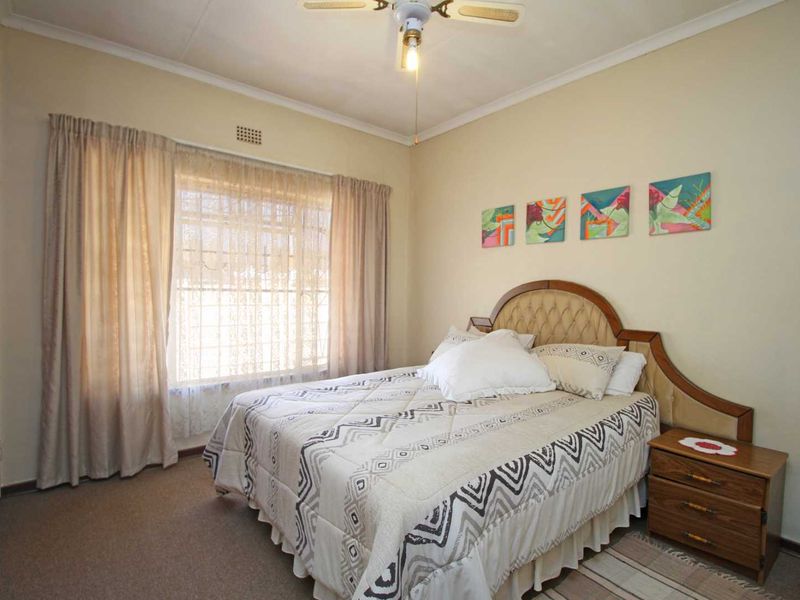 Low maintenance Facebrick Home with Bachelor Flat - Photo 10