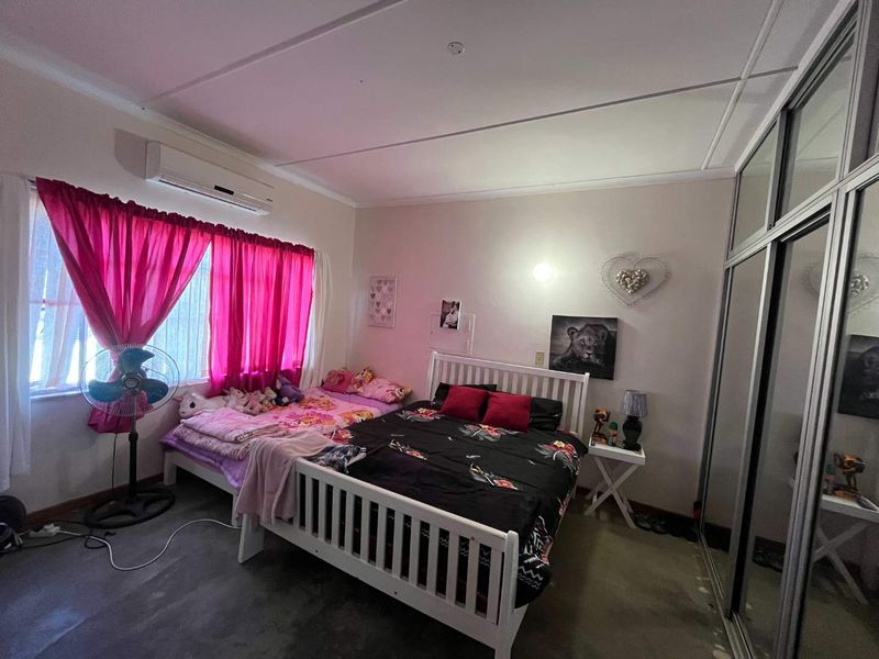 Small holding just outside Kakamas with lovely, spacious family home - Photo 5