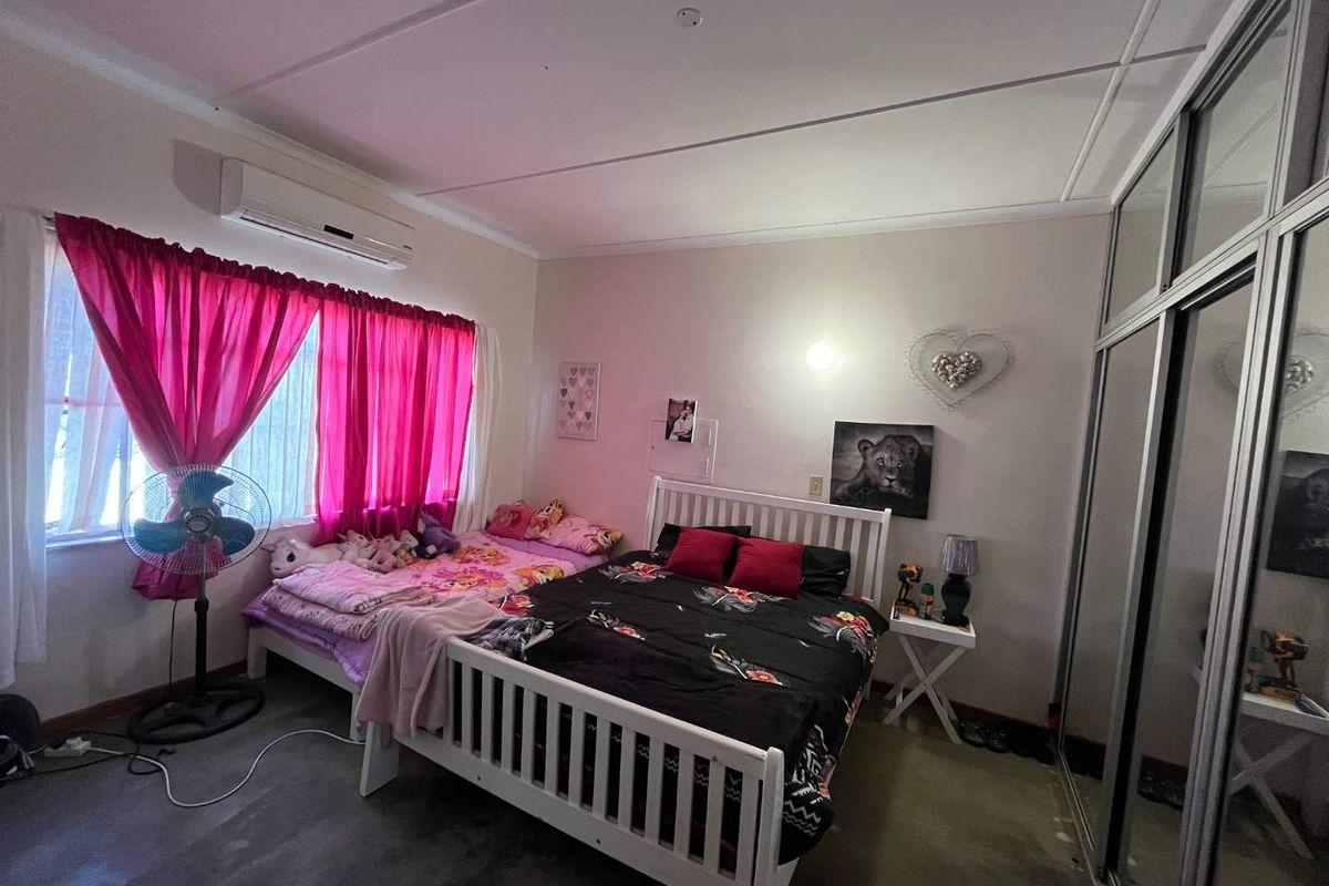 Small holding just outside Kakamas with lovely, spacious family home - Photo 5