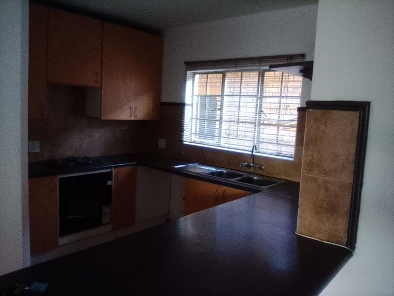 Spacious ground floor unit with own garden - Photo 3