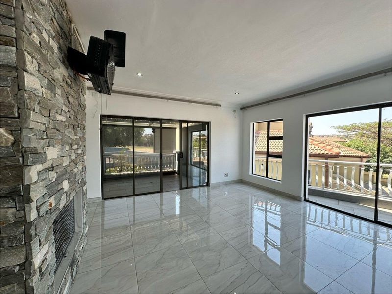 Elegant 5-Bedroom Family Home with Pool, Solar & Staff Accommodation - Photo 9