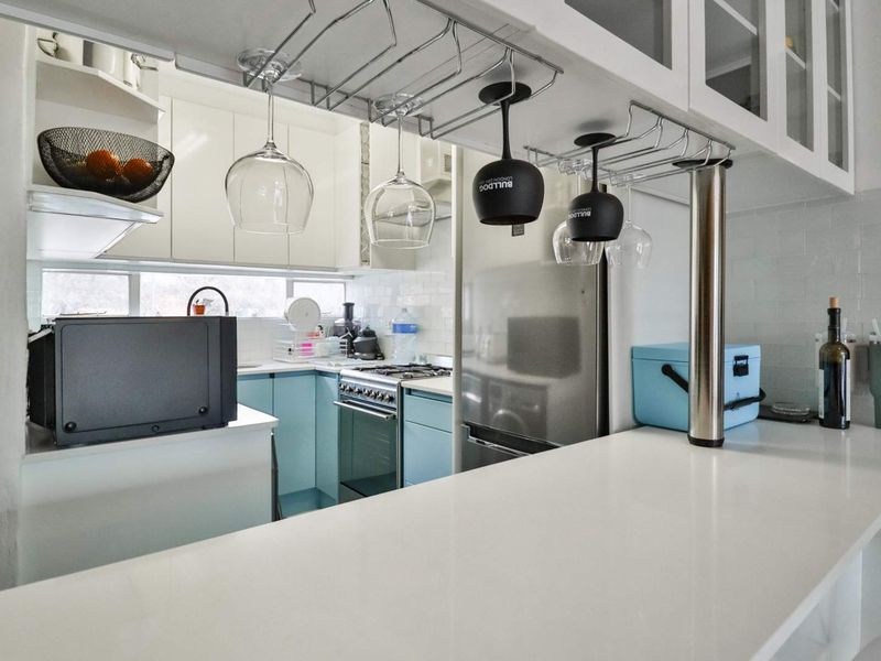 Stylish 2 Bed, 1 bath apartment for sale in Bryanston - Photo 6