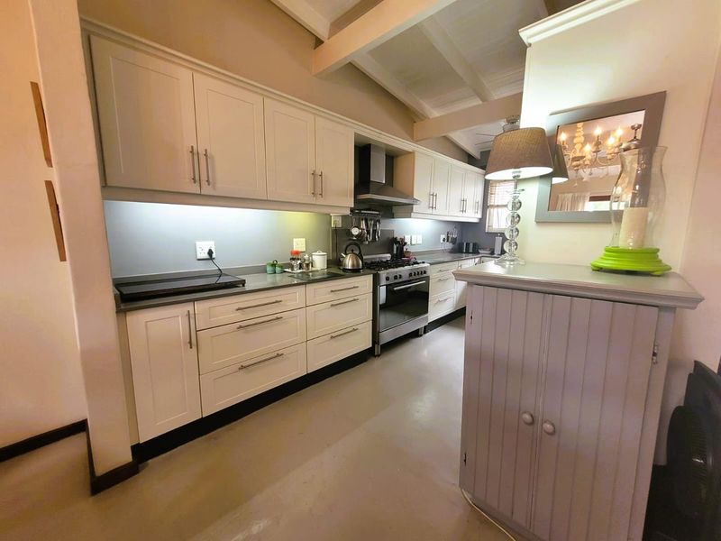 **Stepless - Charming, Spacious Corner Simplex with Extra Parking ** - Photo 7