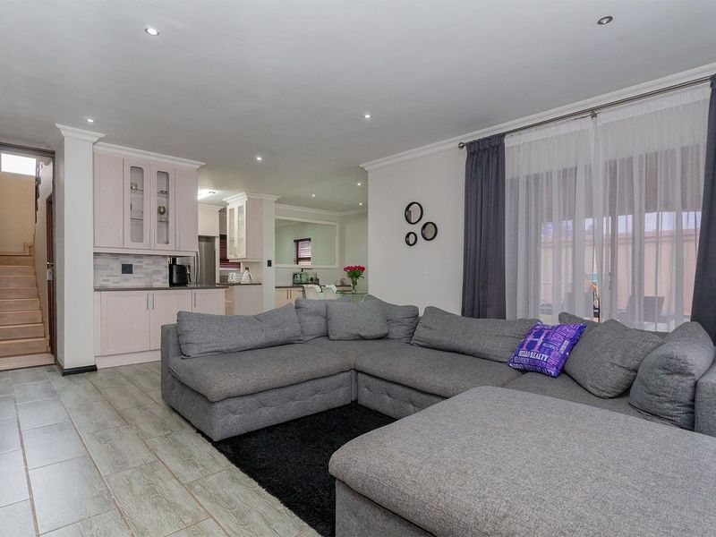 Exquisite Modern 3 Bedroom Family Home in Secure Estate – Van Riebeeck Park - Photo 3