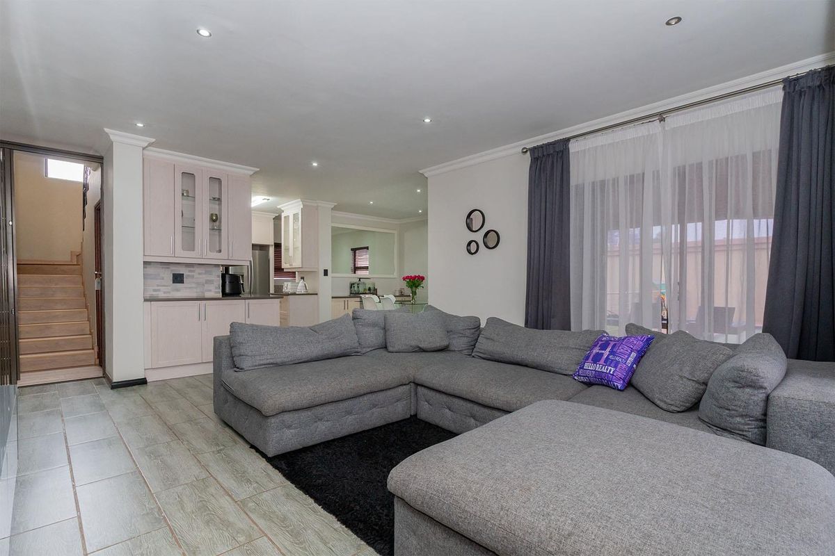 Exquisite Modern 3 Bedroom Family Home in Secure Estate – Van Riebeeck Park - Photo 3