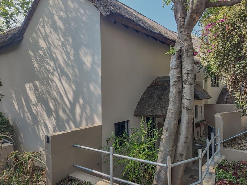 Spacious 2-Bed Corner Unit with Loft & Wraparound Garden in Sibiti Estate - Photo 3