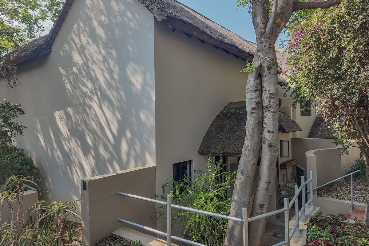 Spacious 2-Bed Corner Unit with Loft & Wraparound Garden in Sibiti Estate - Photo 3