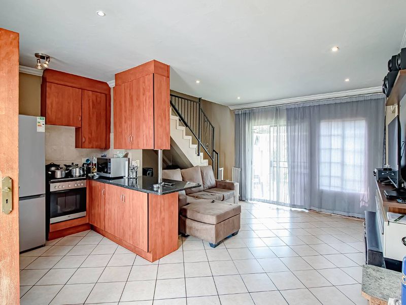 Spacious 3 Bedroom Home in a Secure, Well-Maintained Complex - Photo 2