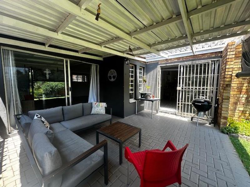 Stylish Family Living Designed for Comfort, Space & Entertaining - Photo 5