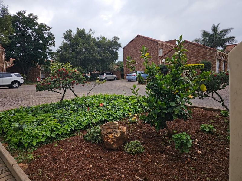 Spacious, Modern 2 Bedroom, 2 Bathroom Apartment with a Single Garage close to Gautrain station!  Great Investment! - Photo 4