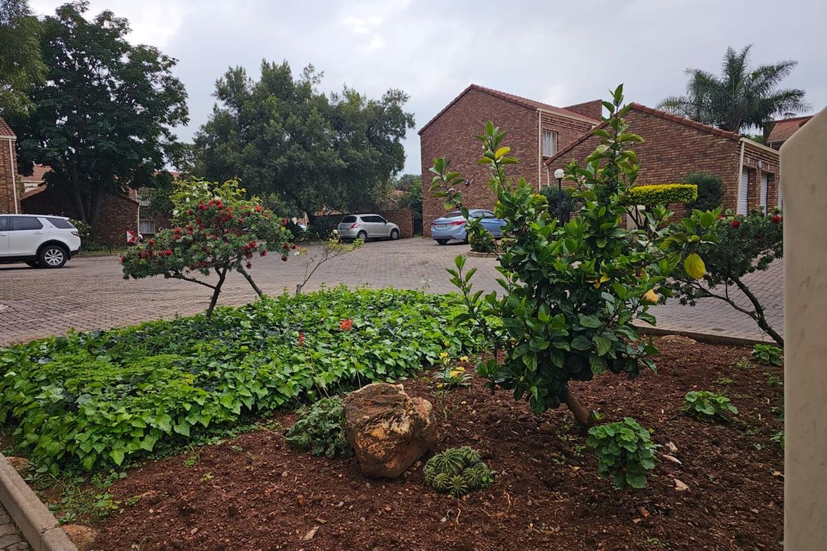 Spacious, Modern 2 Bedroom, 2 Bathroom Apartment with a Single Garage close to Gautrain station!  Great Investment! - Photo 4