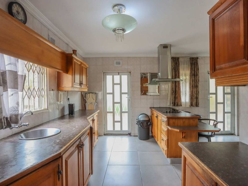 6-Bedroom Double-Storey + 2 Income-Generating Flats – Earn R11,000pm! - Photo 7