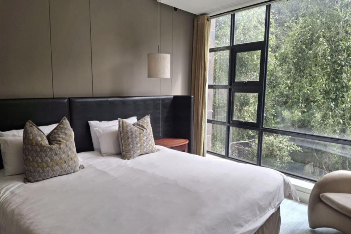 A BEAUTIFULLY FURNISHED TWO BEDROOM APARTMENT - Photo 2