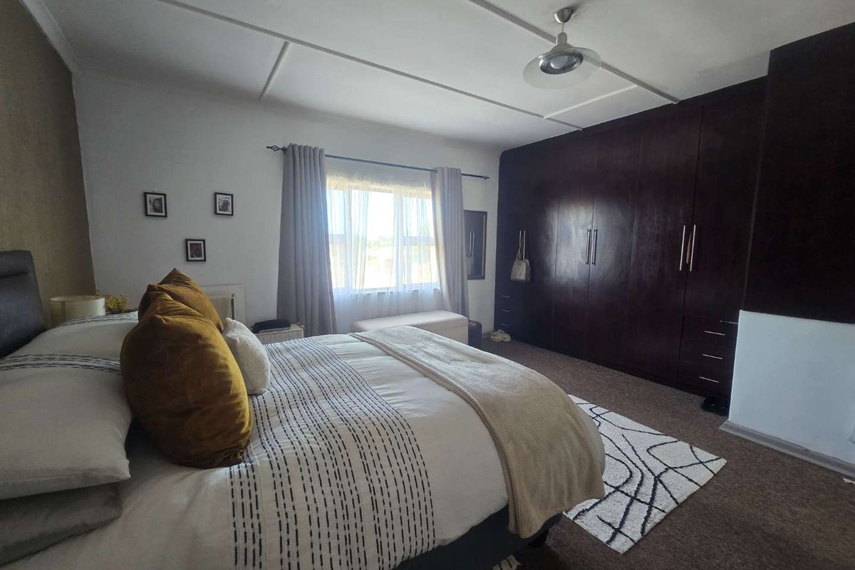 Spacious Lock-up-and-Go Duplex Apartment living in Newton Park - Photo 4