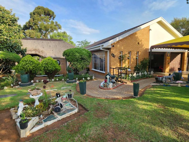 Sensational Suburban Sanctuary - Photo 2