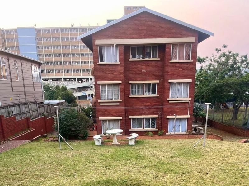 STUDIO APARTMENT FOR SALE IN ESSENWOOD, DURBAN - Photo 1
