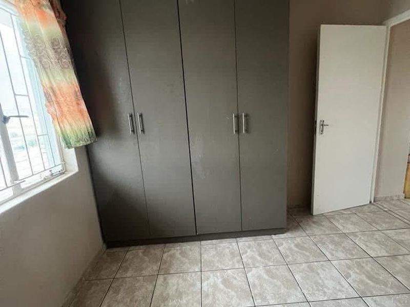 New renovated Two bedroom flat for sale in Katutura - Photo 2
