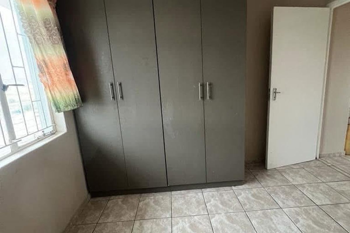 New renovated Two bedroom flat for sale in Katutura - Photo 2