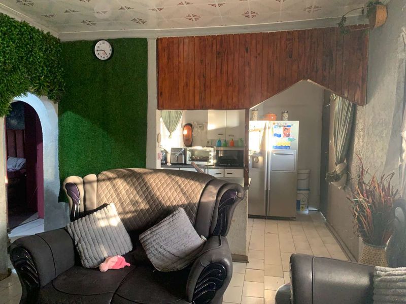 For Sale: Spacious 2-Bedroom Full Title Home – South Hills, Johannesburg - Photo 4